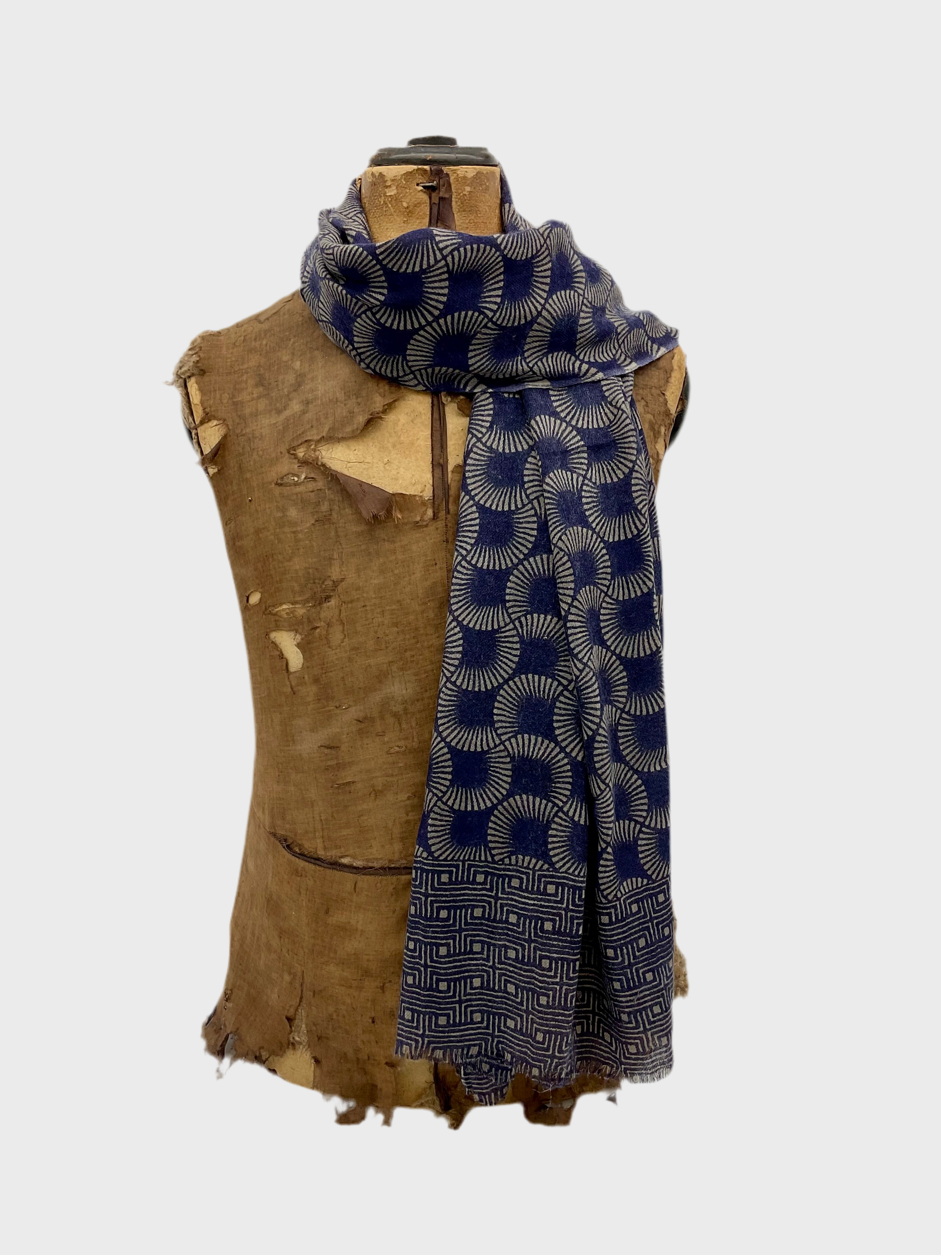 SCHAL GRAFIC PATTERN I WOLLE - SEIDE blau