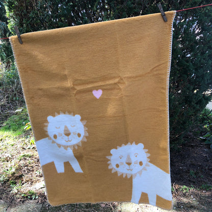 BABY DECKE MILA LÖWE I BAUMWOLLE gelb