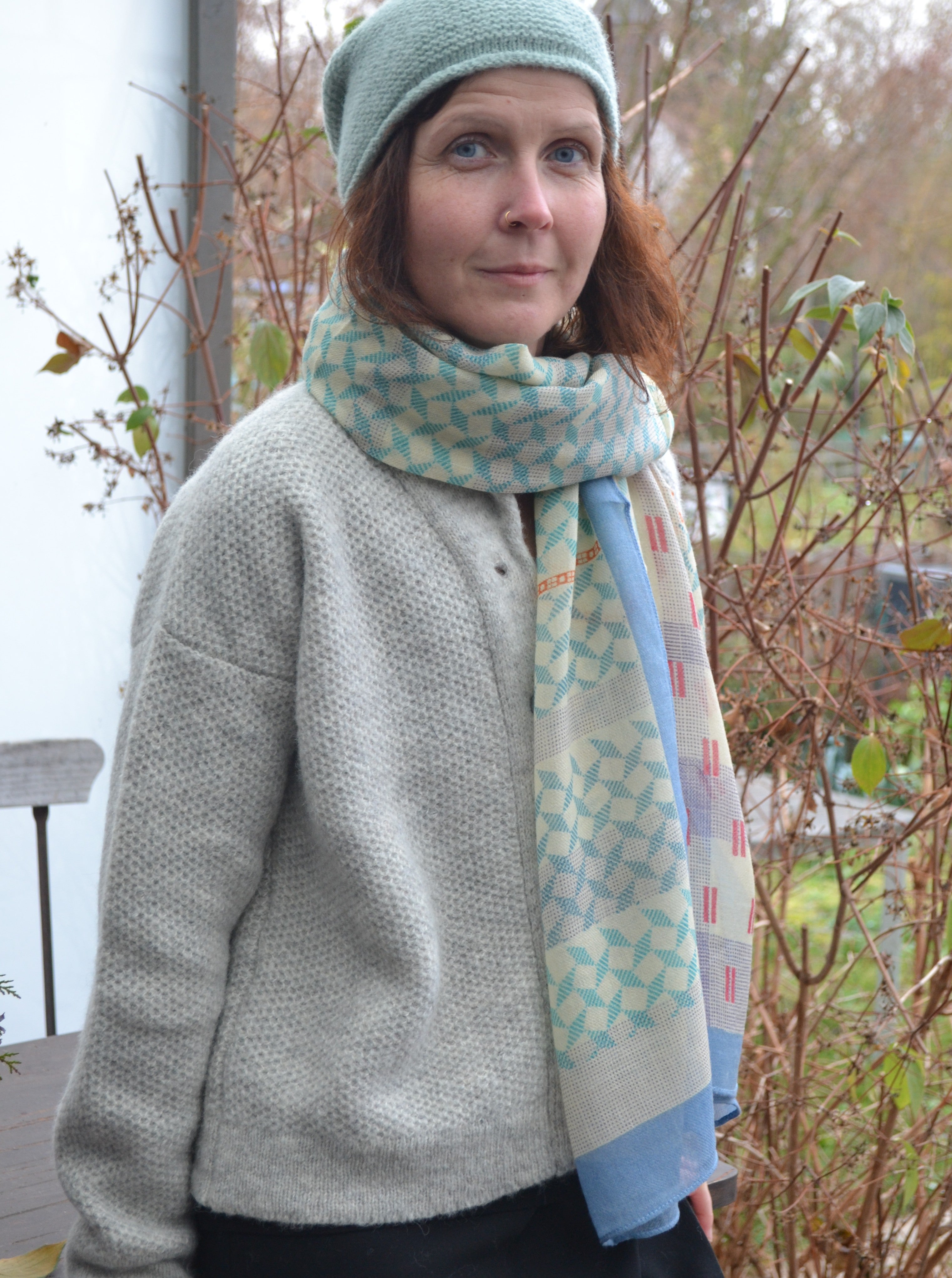 SCHAL TAFFEL I WOLLE - beige-Muster-hellblau