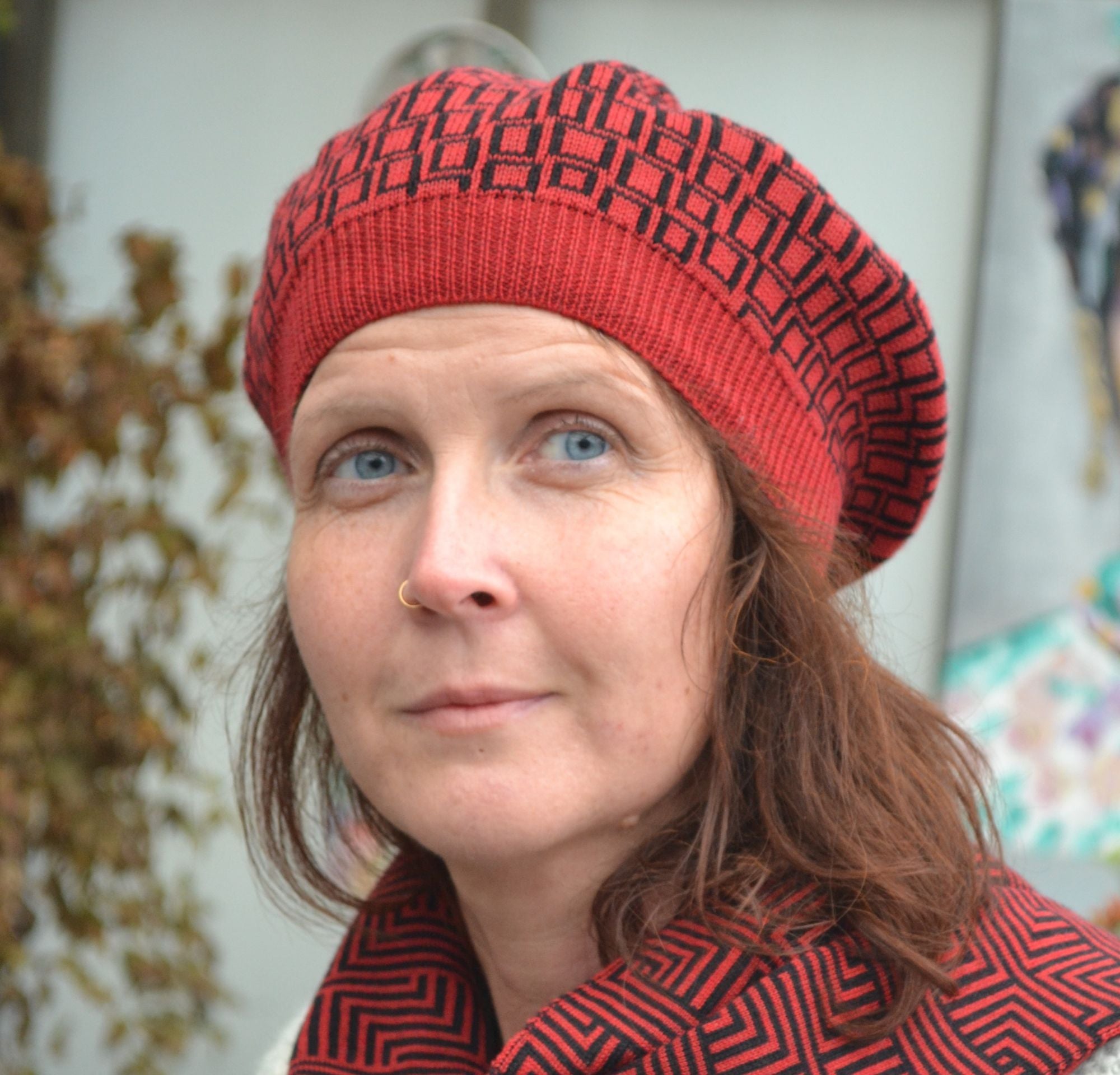 MÜTZE BARETT MEANDER I MERINOWOLLE - rot-schwarz